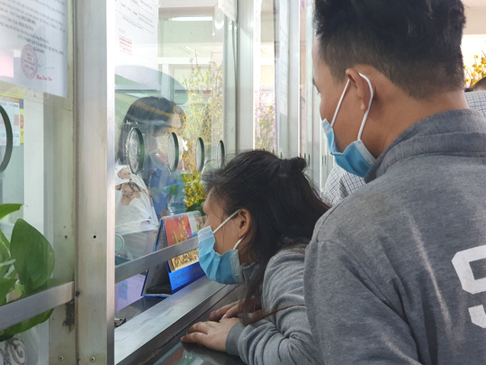 Hành khách ngỡ ngàng khi đổi, trả vé tại Bến xe Miền Đông - Ảnh 3.