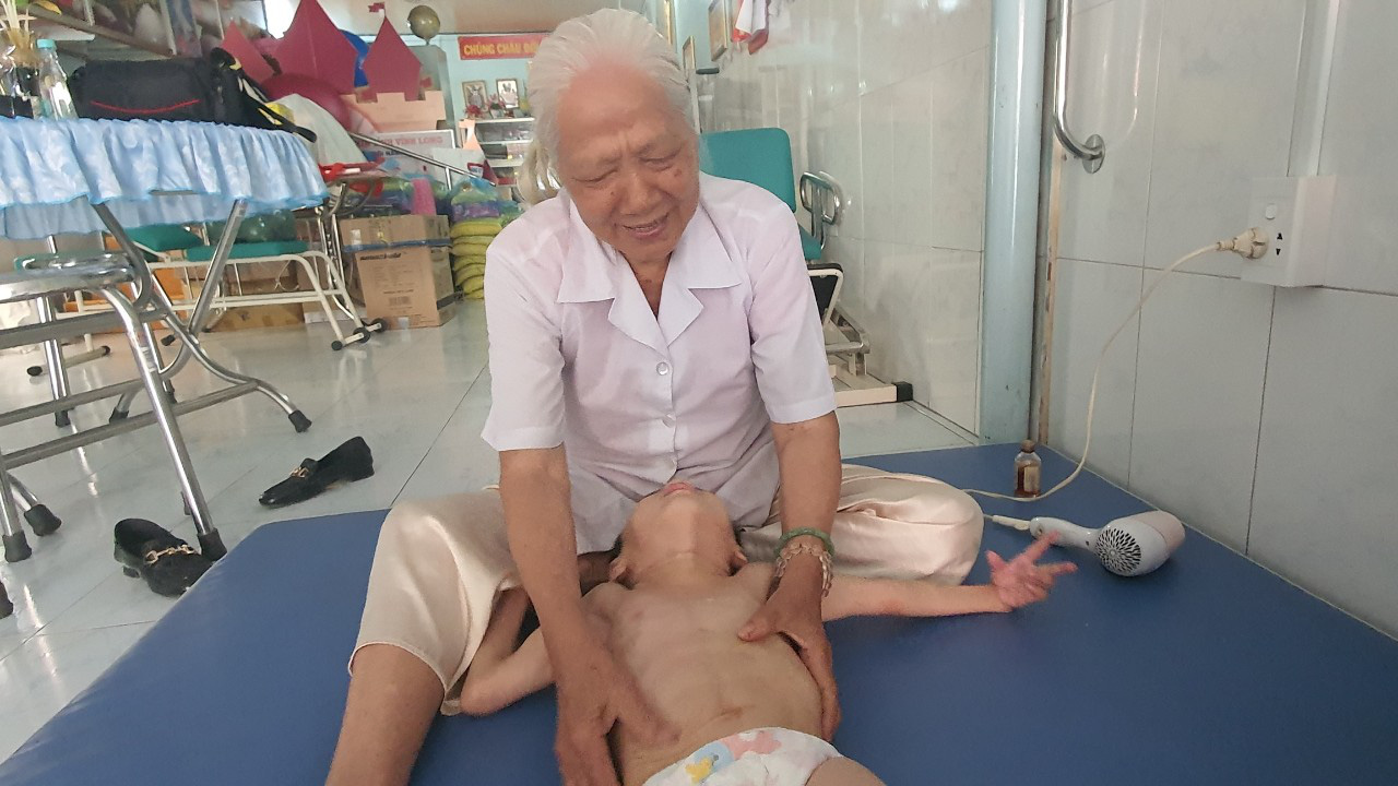 Người hồi sinh cho trẻ bại não - Ảnh 3.