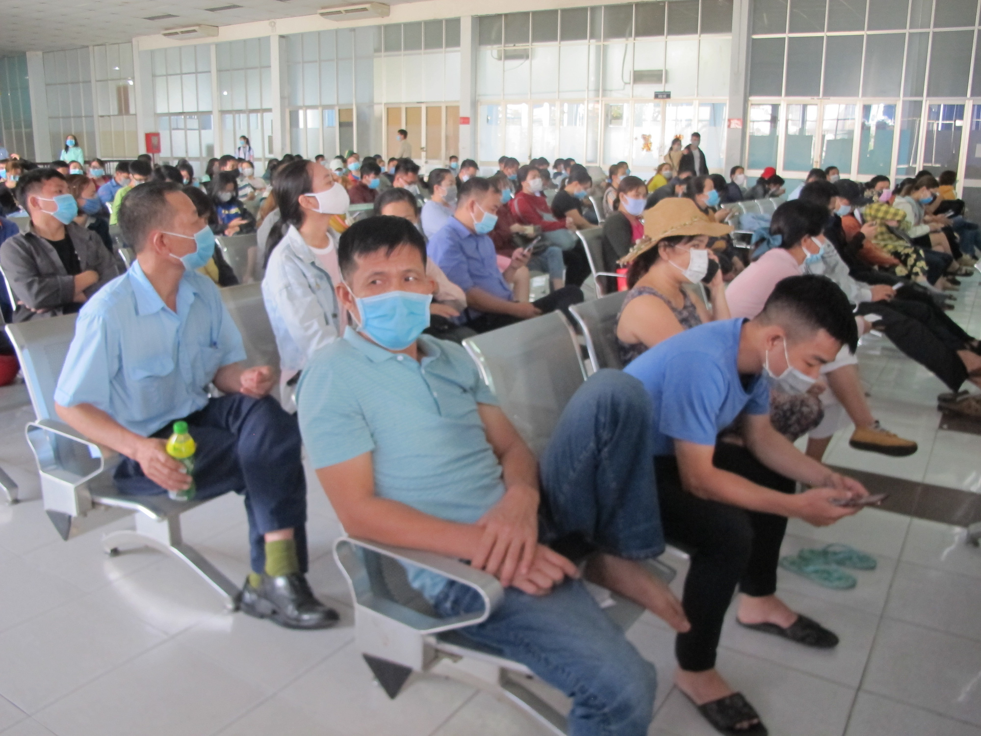H&igrave;nh ảnh ng&agrave;n người đến ga S&agrave;i G&ograve;n đổi, trả v&eacute; t&agrave;u Tết - Ảnh 3.