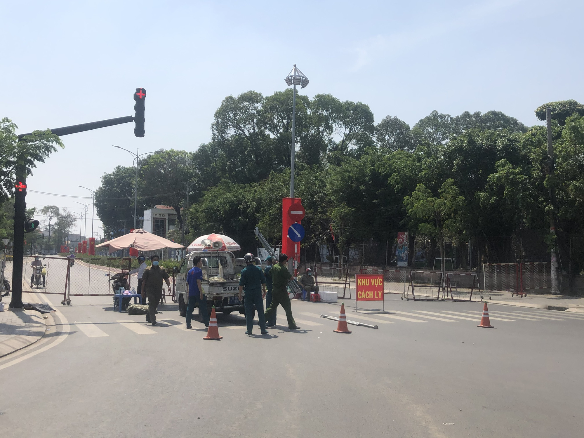 Một F1 tiếp x&uacute;c d&agrave;y đặc, B&igrave;nh Dương phong tỏa một địa điểm ở Bến C&aacute;t - Ảnh 1.