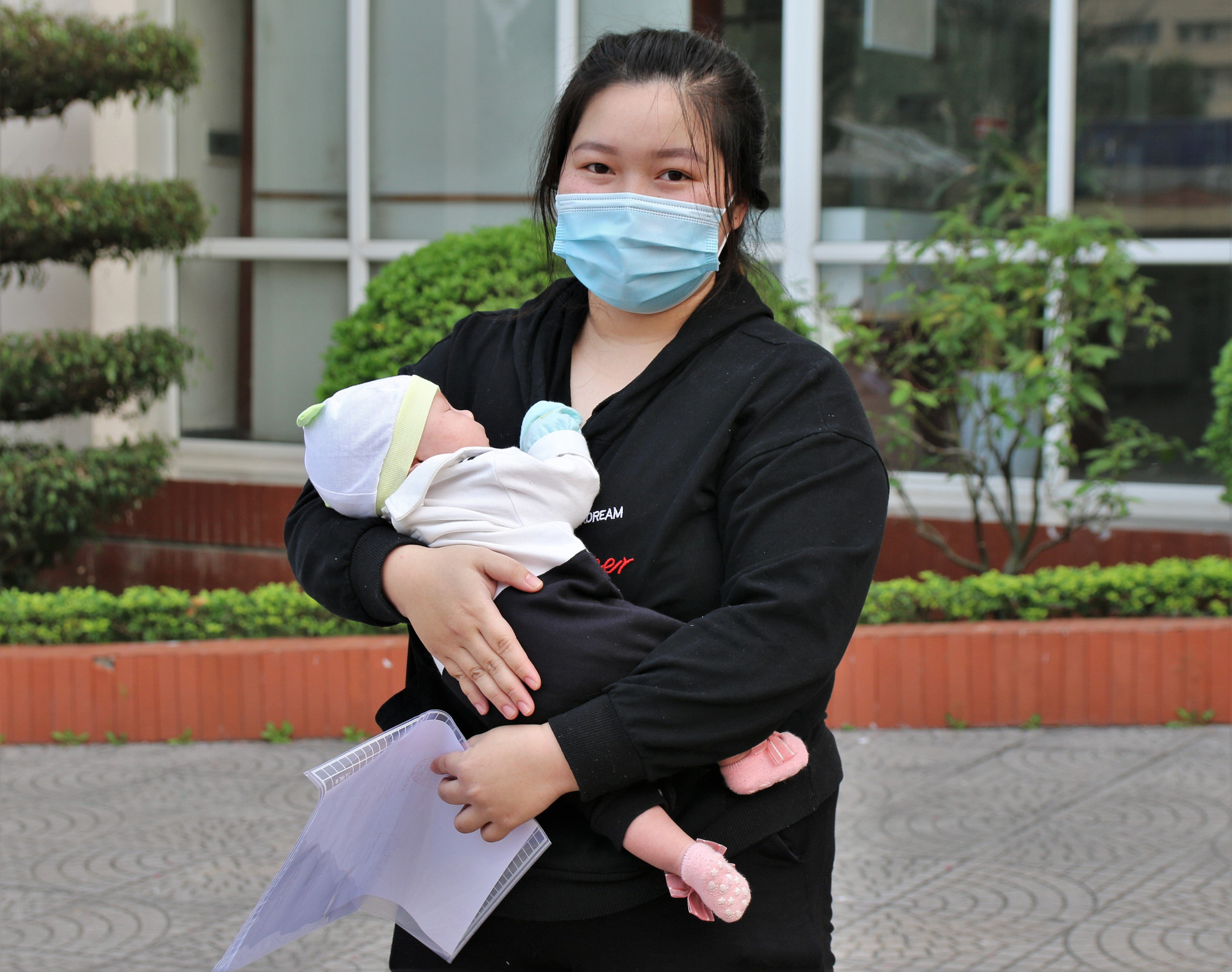 Bé sơ sinh 24 ngày tuổi mắc Covid-19 ở Hải Dương khỏi bệnh