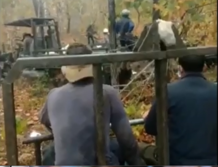 CLIP: Đo&agrave;n c&ocirc;ng n&ocirc;ng l&acirc;m tặc &ugrave;n &ugrave;n k&eacute;o nhau đi ph&aacute; rừng cộng đồng - Ảnh 1.