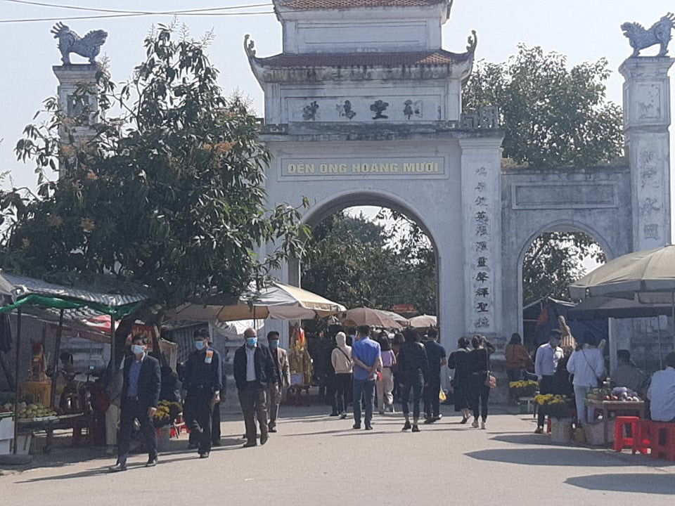 CLIP: Hàng ngàn người dân chen chân nhau đi lễ đền Ông Hoàng Mười những ngày đầu năm - Ảnh 2.