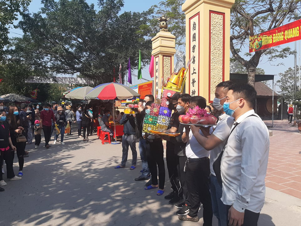 CLIP: Hàng ngàn người dân chen chân nhau đi lễ đền Ông Hoàng Mười những ngày đầu năm - Ảnh 3.