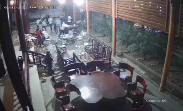 Vụ x&ocirc;ng v&agrave;o nh&agrave; d&acirc;n ch&eacute;m người do m&acirc;u thuẫn ch&uacute;c rượu Tết: Khởi tố 3 đối tượng - Ảnh 1.