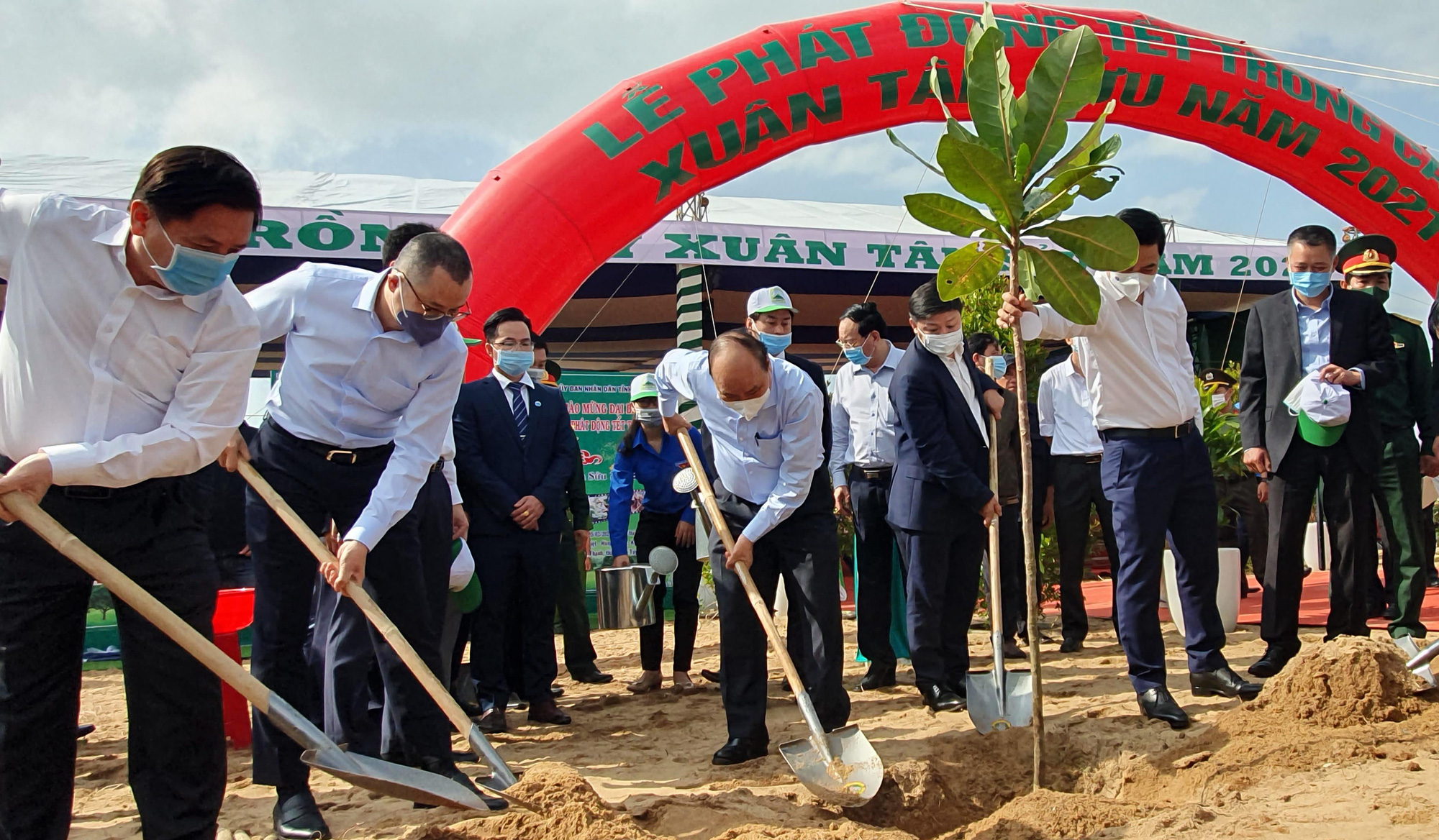 Thủ tướng Nguyễn Xu&acirc;n Ph&uacute;c ph&aacute;t động Tết trồng c&acirc;y tại Ph&uacute; Y&ecirc;n - Ảnh 5.