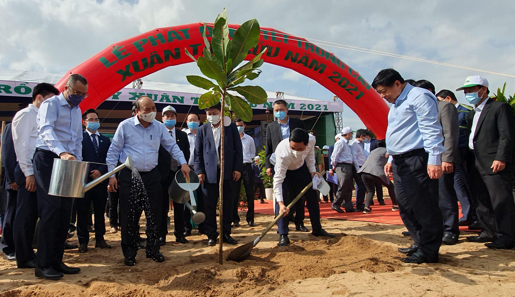 Thủ tướng Nguyễn Xu&acirc;n Ph&uacute;c ph&aacute;t động Tết trồng c&acirc;y tại Ph&uacute; Y&ecirc;n - Ảnh 1.
