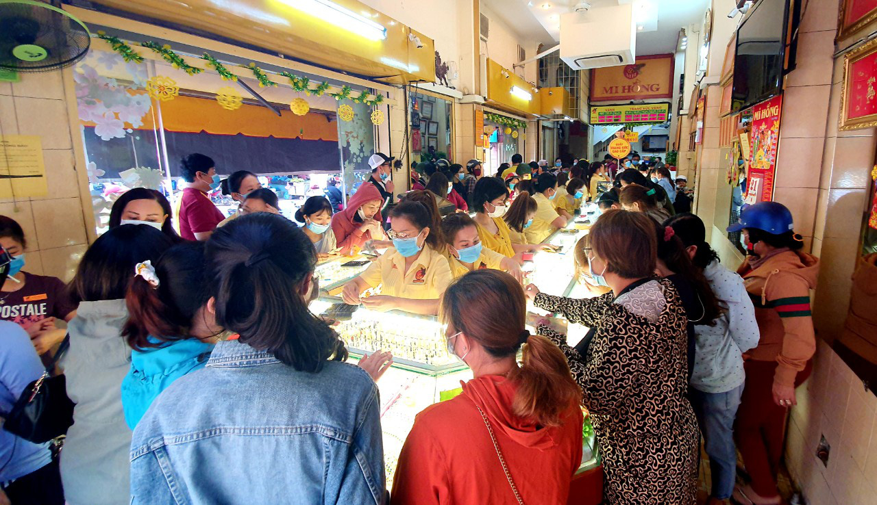 Nhẫn trơn, vàng trang sức tăng giá, khách vẫn rủ nhau mua trước ngày Thần Tài - Ảnh 1.