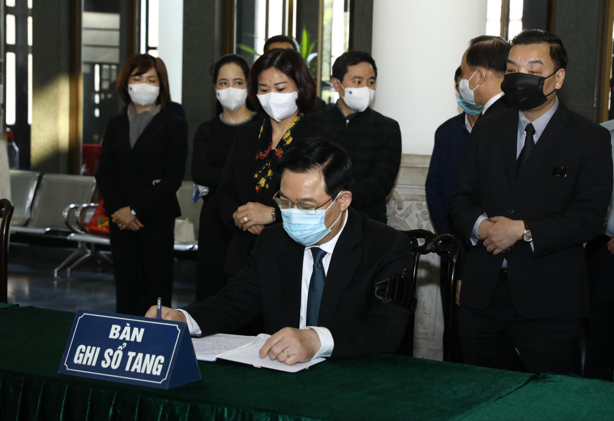 Tổng B&iacute; thư, Chủ tịch nước gửi v&ograve;ng hoa tới viếng nguy&ecirc;n Ph&oacute; Thủ tướng Trương Vĩnh Trọng - Ảnh 5.