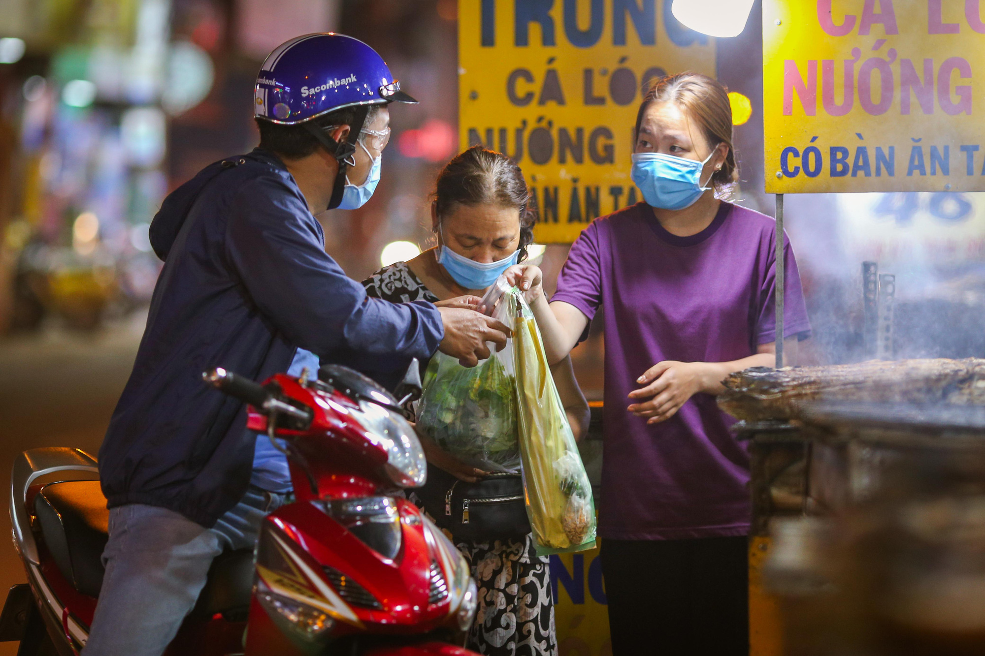 Nướng cá lóc xuyên đêm cho ngày vía Thần Tài tại TP HCM