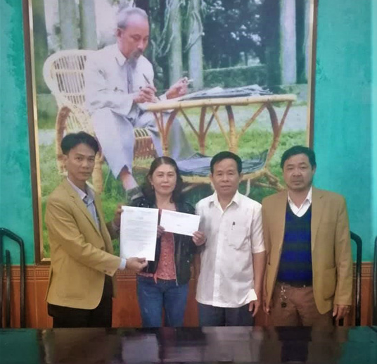 Nữ công nhân quét rác được thưởng nóng và nâng lương vì không tham của rơi