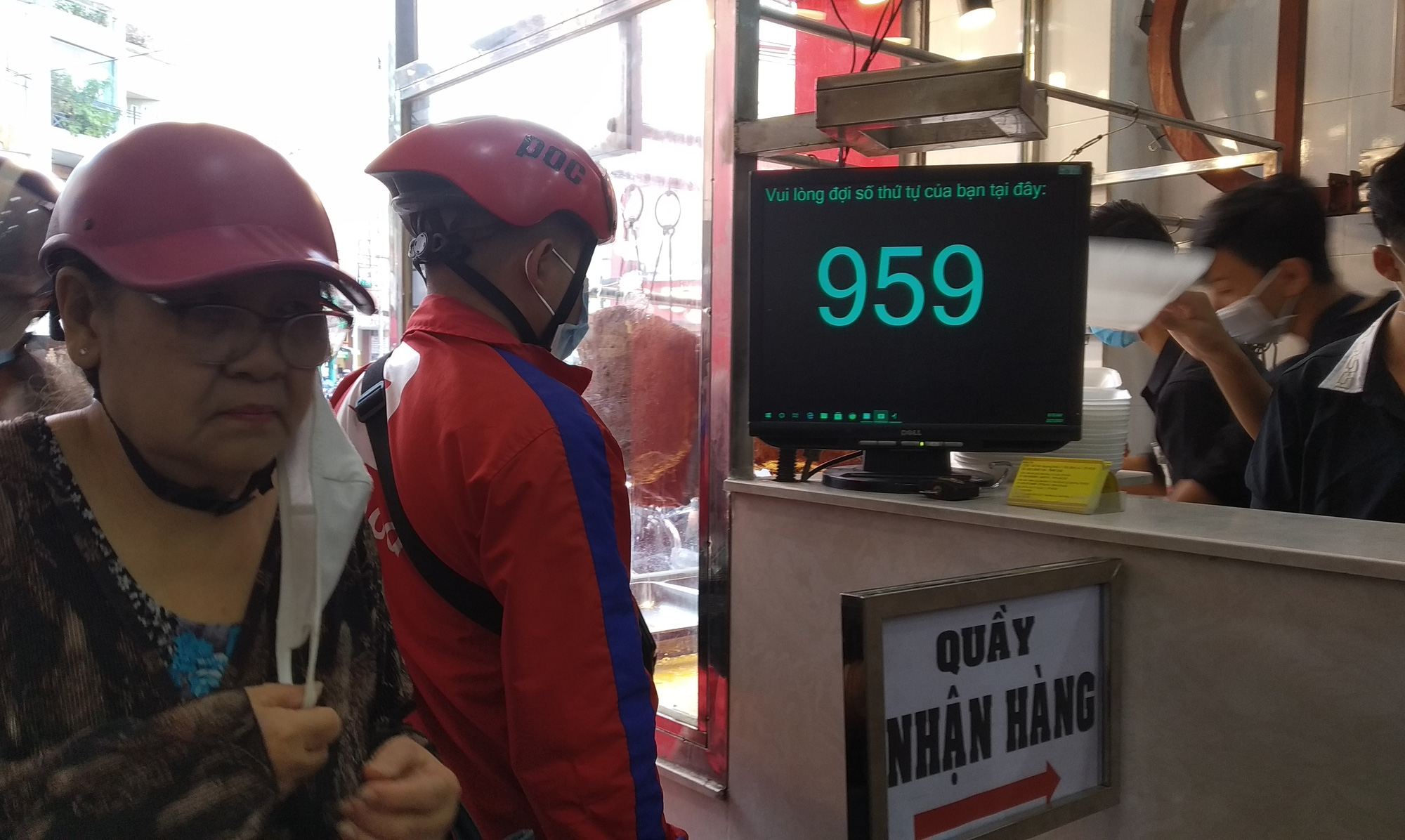 Heo quay 450.000 đồng/kg, khách vẫn tranh nhau mua cúng Thần Tài