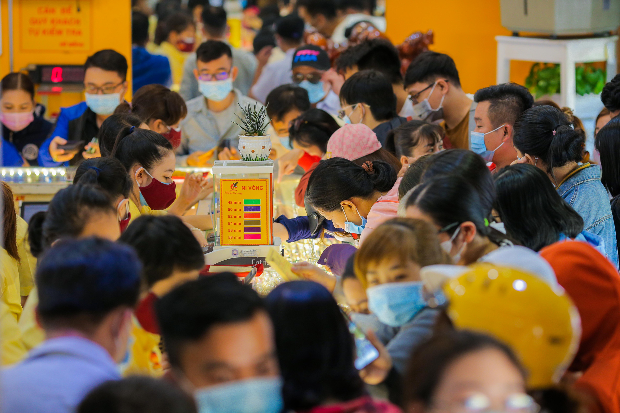 Chuyện lạ tr&ecirc;n thị trường v&agrave;ng ng&agrave;y v&iacute;a Thần T&agrave;i ở TP HCM - Ảnh 3.