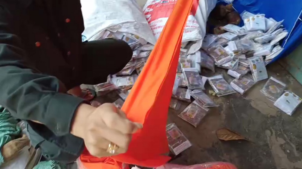 CLIP: Truy bắt nh&oacute;m bu&ocirc;n lậu t&acirc;n dược v&agrave; vải nh&agrave; sư - Ảnh 2.