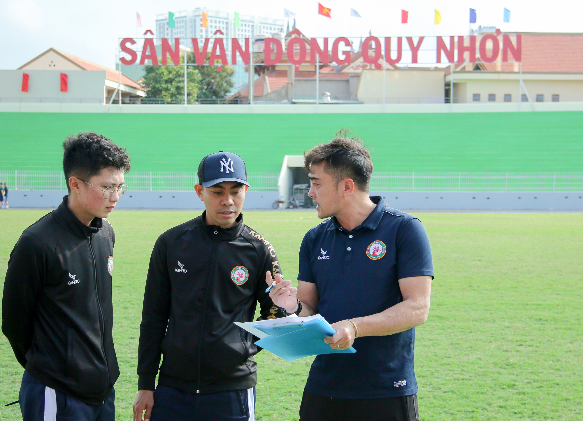Sân cỏ V-League "thay da đổi thịt"