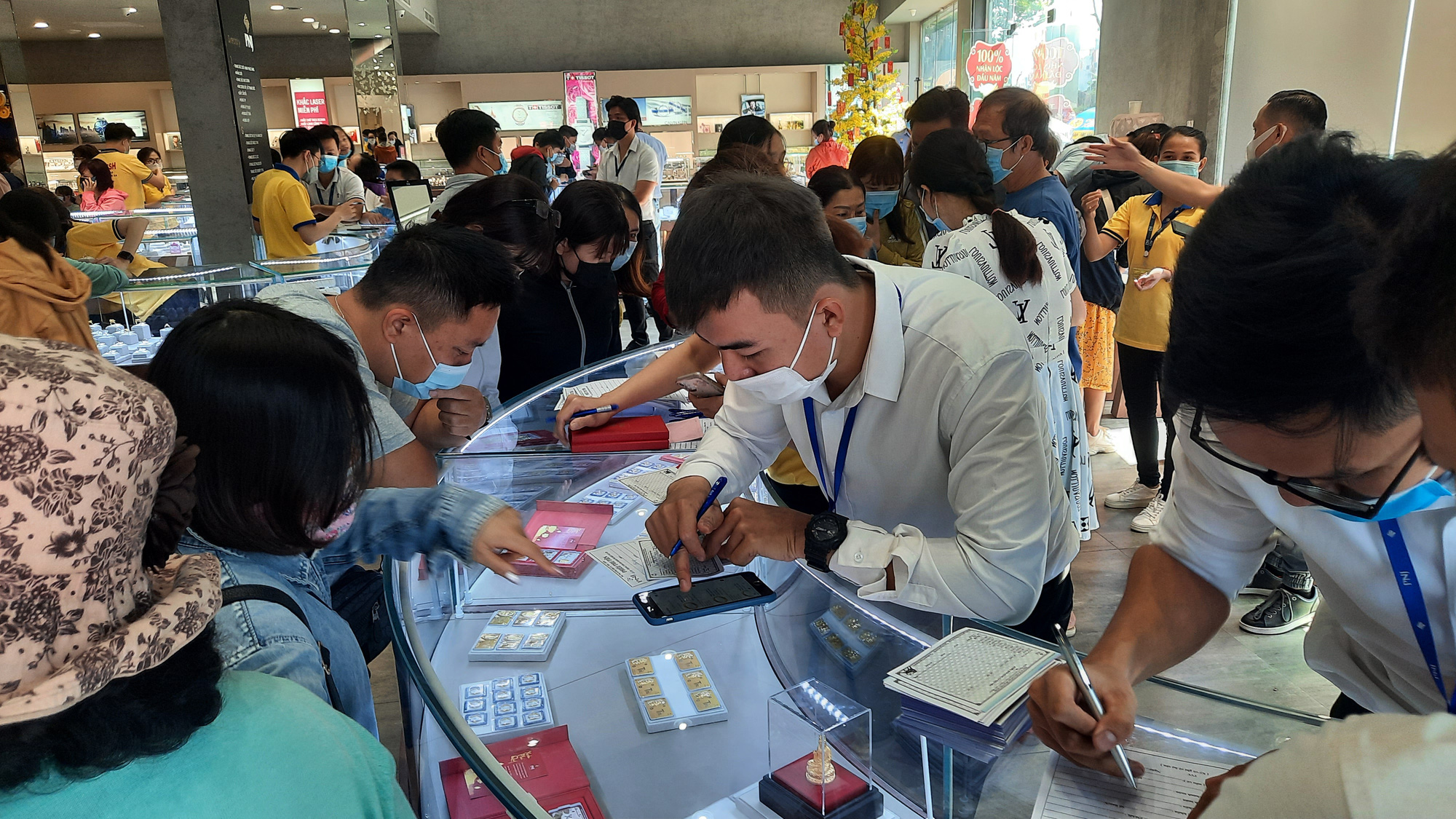 Chuyện lạ tr&ecirc;n thị trường v&agrave;ng ng&agrave;y v&iacute;a Thần T&agrave;i ở TP HCM - Ảnh 6.