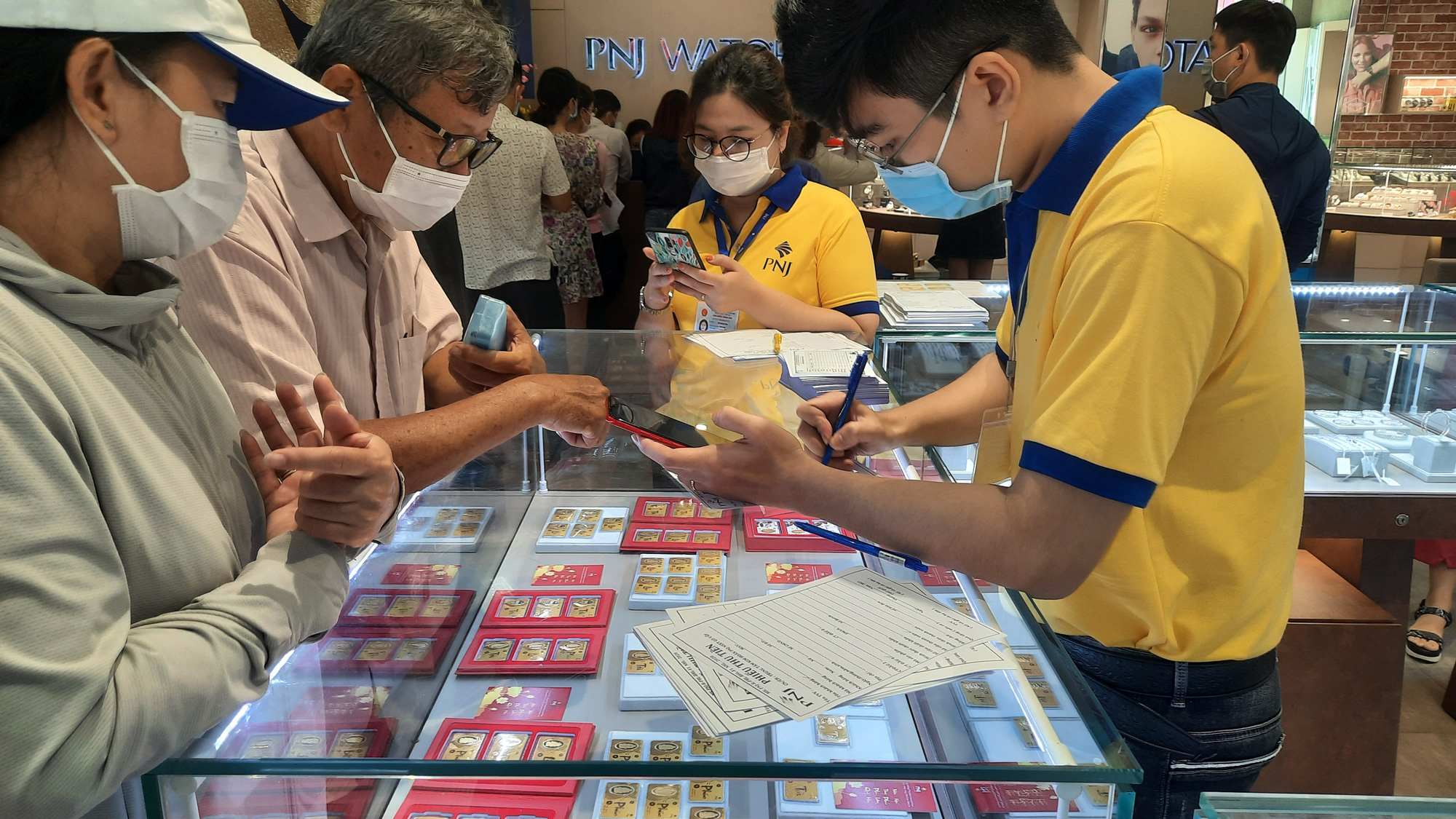 Chuyện lạ tr&ecirc;n thị trường v&agrave;ng ng&agrave;y v&iacute;a Thần T&agrave;i ở TP HCM - Ảnh 5.