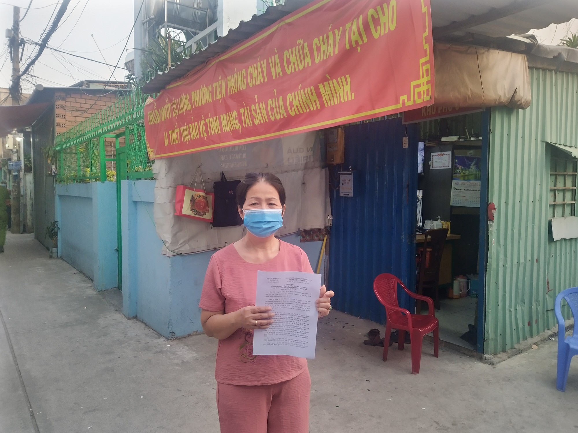Chuyện chưa kể ở con hẻm vừa gỡ phong tỏa: Đ&ecirc;m nay, ch&uacute;ng t&ocirc;i được ăn Tết - Ảnh 6.