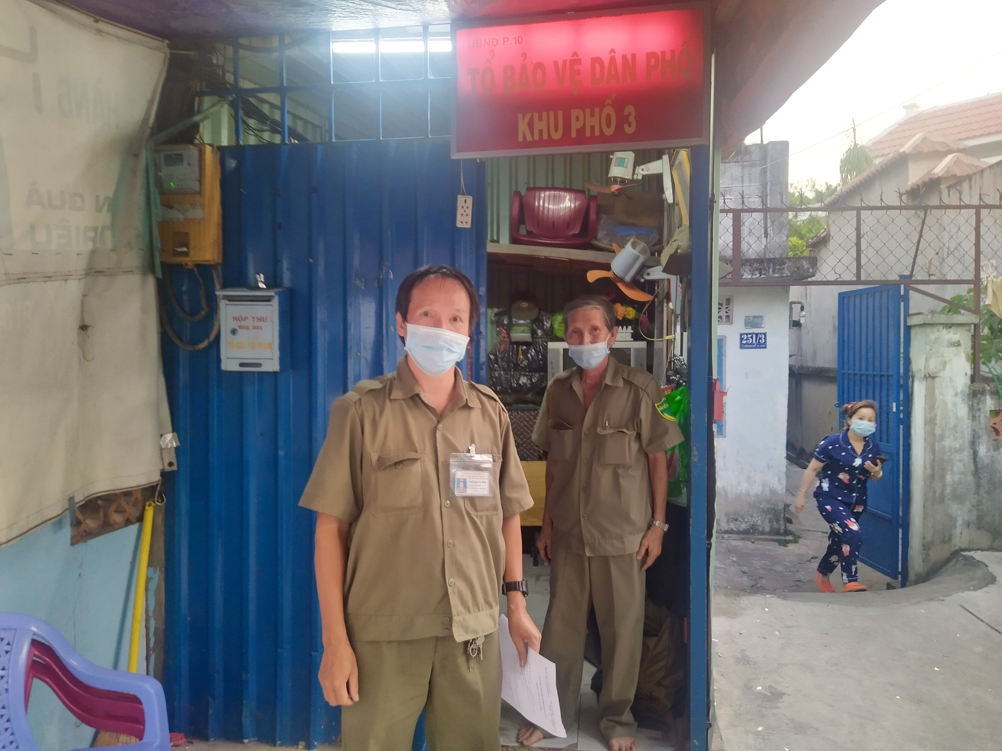 Chuyện chưa kể ở con hẻm vừa gỡ phong tỏa: Đ&ecirc;m nay, ch&uacute;ng t&ocirc;i được ăn Tết - Ảnh 2.