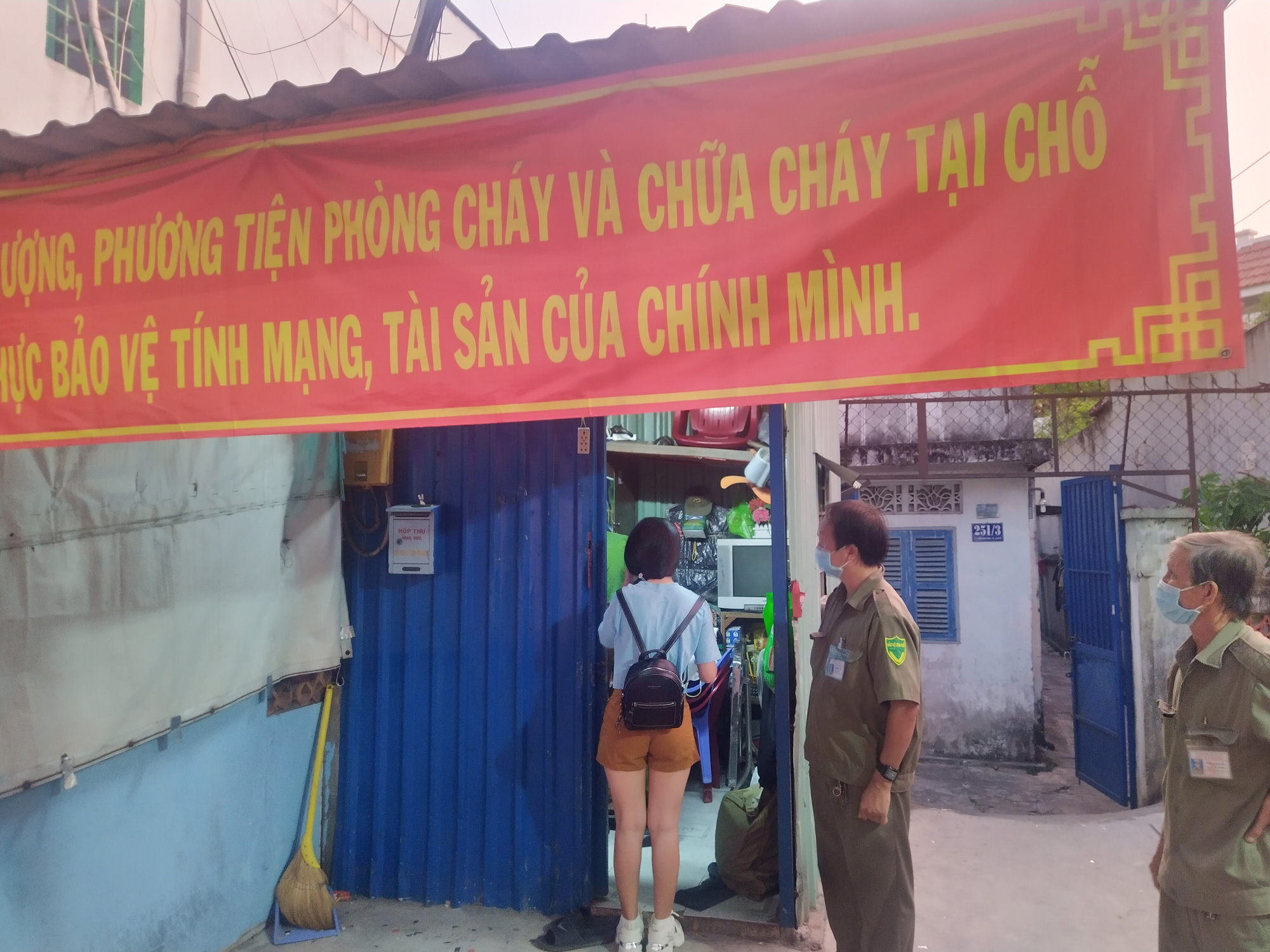 Chuyện chưa kể ở con hẻm vừa gỡ phong tỏa: Đ&ecirc;m nay, ch&uacute;ng t&ocirc;i được ăn Tết - Ảnh 7.