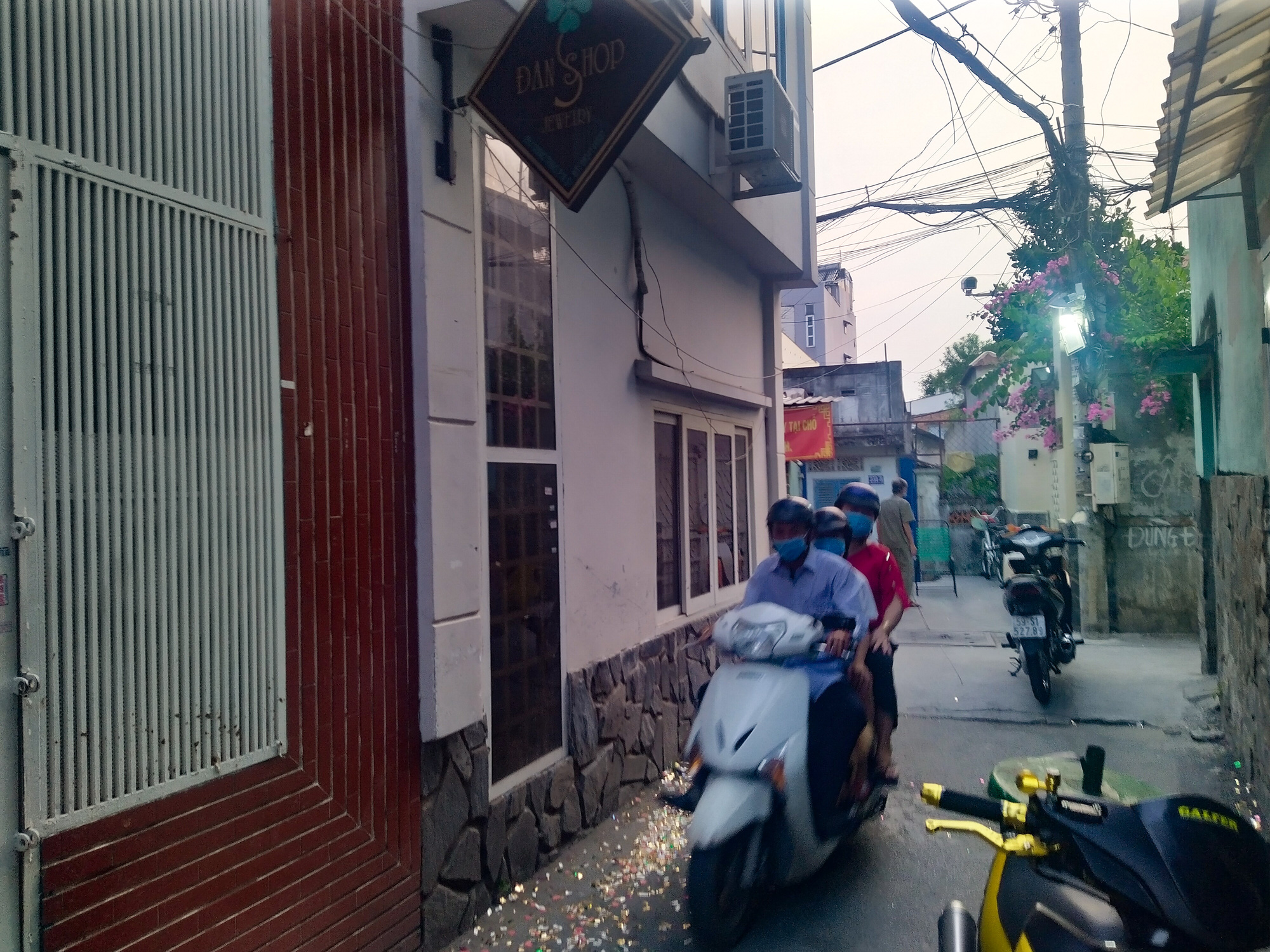 Chuyện chưa kể ở con hẻm vừa gỡ phong tỏa: Đ&ecirc;m nay, ch&uacute;ng t&ocirc;i được ăn Tết - Ảnh 10.