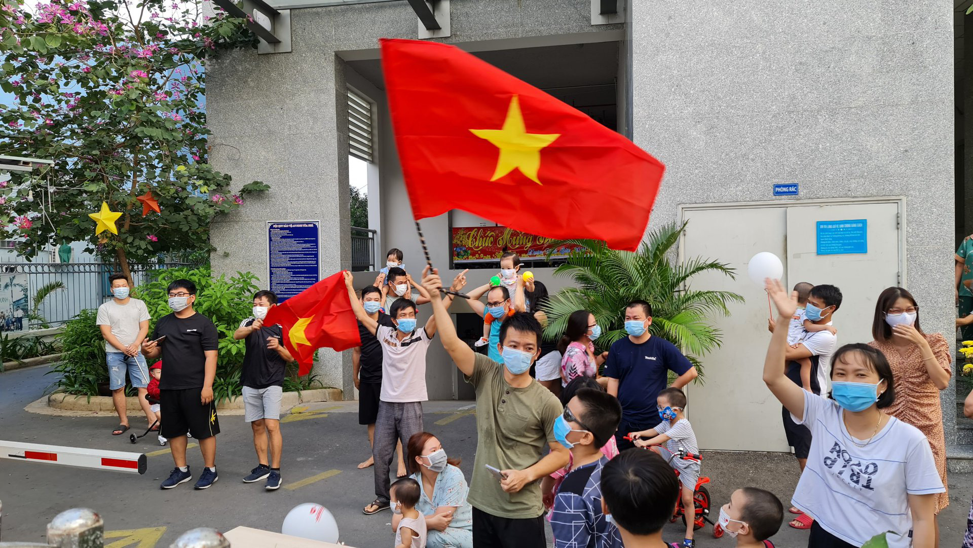 TP HCM: Vỡ òa khi 4 địa điểm được gỡ bỏ phong tỏa - Ảnh 1.