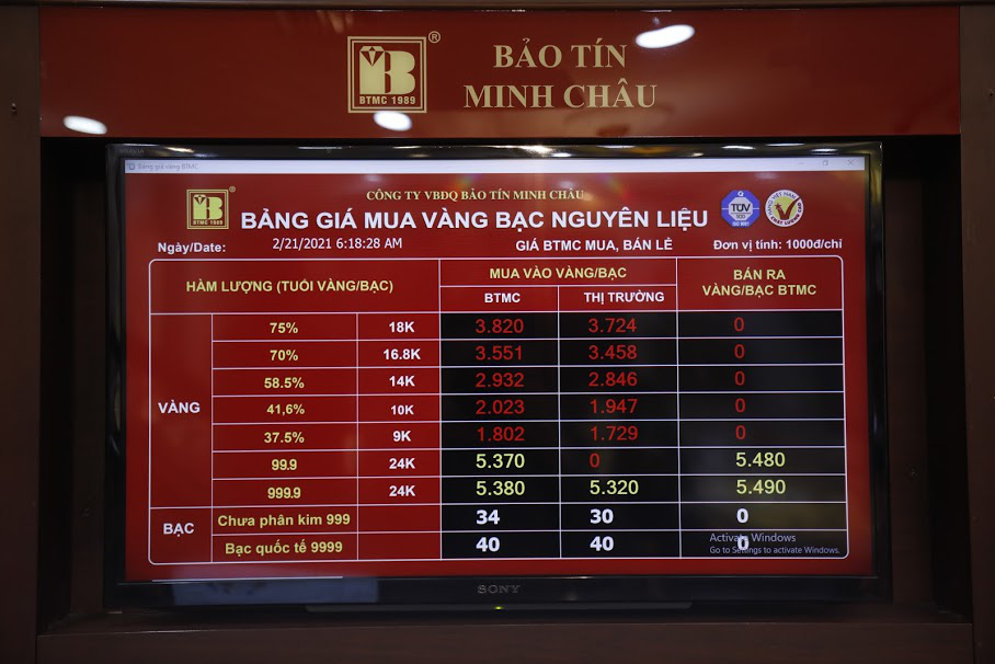 Tiệm vàng dựng vách ngăn, khách xếp hàng từ tờ mờ sáng ngày vía Thần Tài - Ảnh 11.