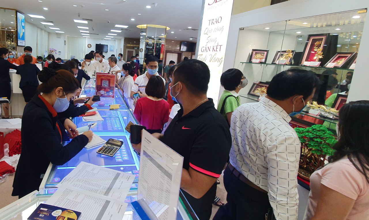 Chuyện lạ tr&ecirc;n thị trường v&agrave;ng ng&agrave;y v&iacute;a Thần T&agrave;i ở TP HCM - Ảnh 11.