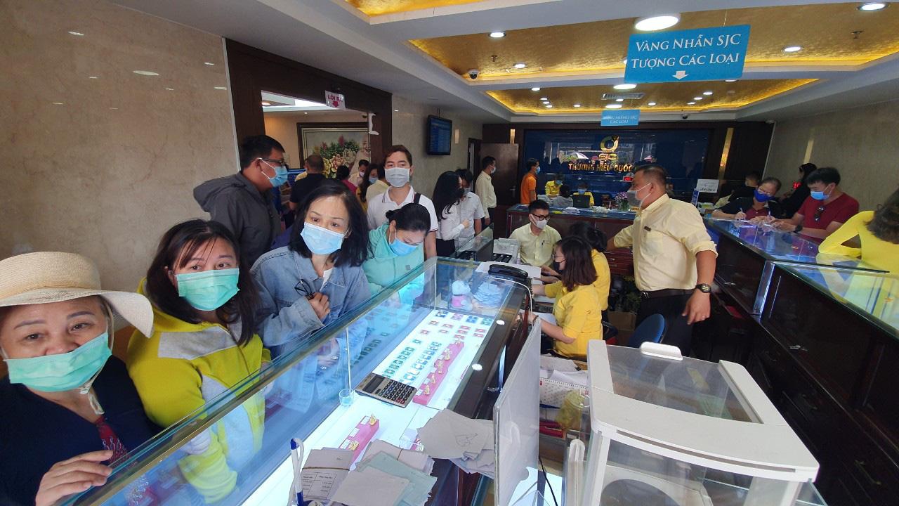 Chuyện lạ tr&ecirc;n thị trường v&agrave;ng ng&agrave;y v&iacute;a Thần T&agrave;i ở TP HCM - Ảnh 7.