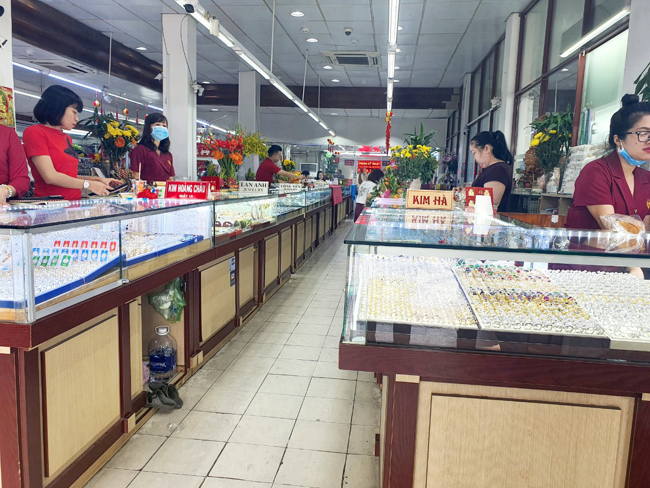 Chuyện lạ tr&ecirc;n thị trường v&agrave;ng ng&agrave;y v&iacute;a Thần T&agrave;i ở TP HCM - Ảnh 13.