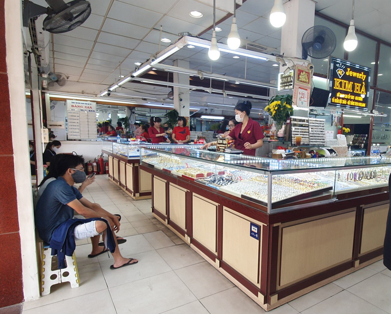 Chuyện lạ tr&ecirc;n thị trường v&agrave;ng ng&agrave;y v&iacute;a Thần T&agrave;i ở TP HCM - Ảnh 12.