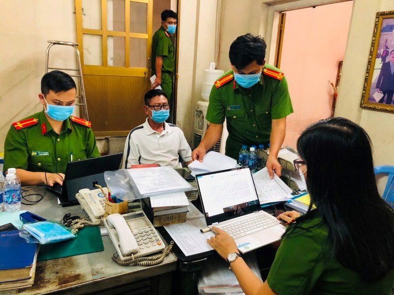Kho hàng ngoại khủng được "phù phép" để livestream bán trên mạng