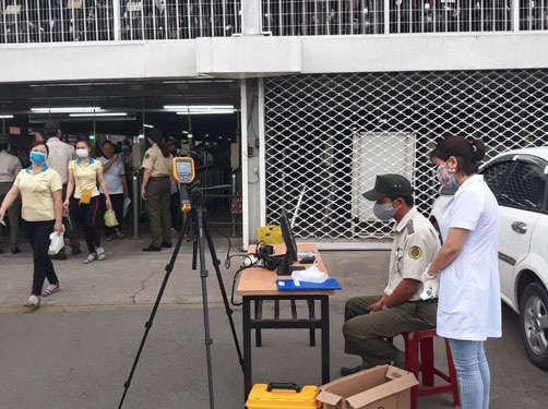 Bảo vệ c&ocirc;ng nh&acirc;n an to&agrave;n trước dịch Covid-19 - Ảnh 1.