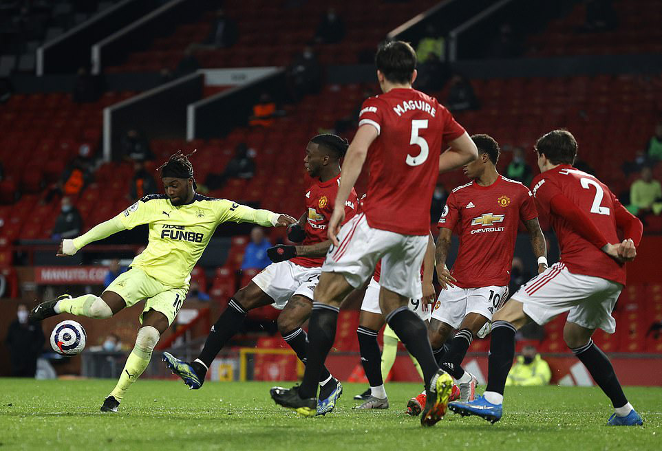 Thắng thuyết phục Newcastle, Man United mạnh mẽ về ng&ocirc;i nh&igrave; bảng - Ảnh 4.