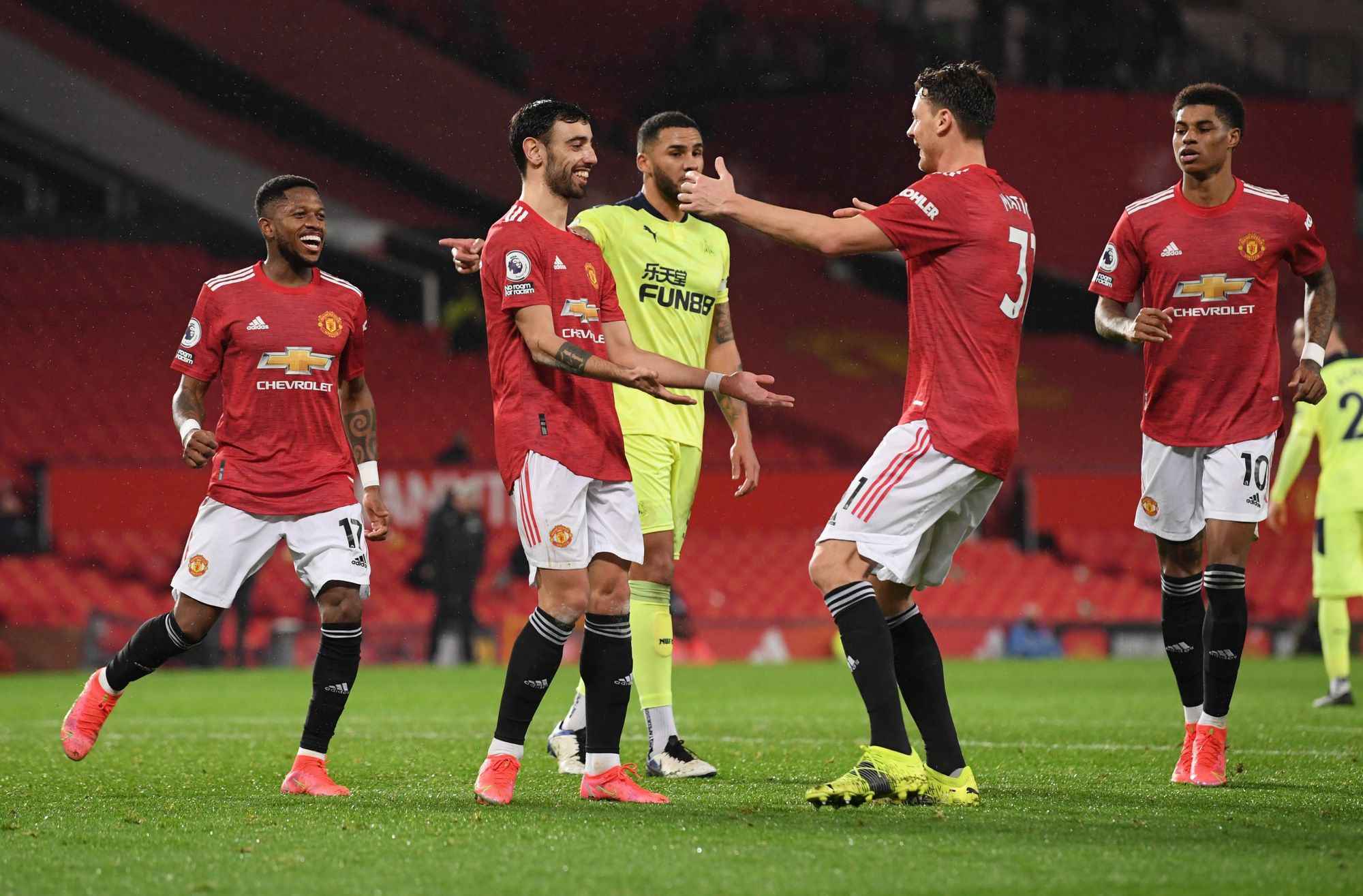 Thắng thuyết phục Newcastle, Man United mạnh mẽ về ng&ocirc;i nh&igrave; bảng - Ảnh 8.