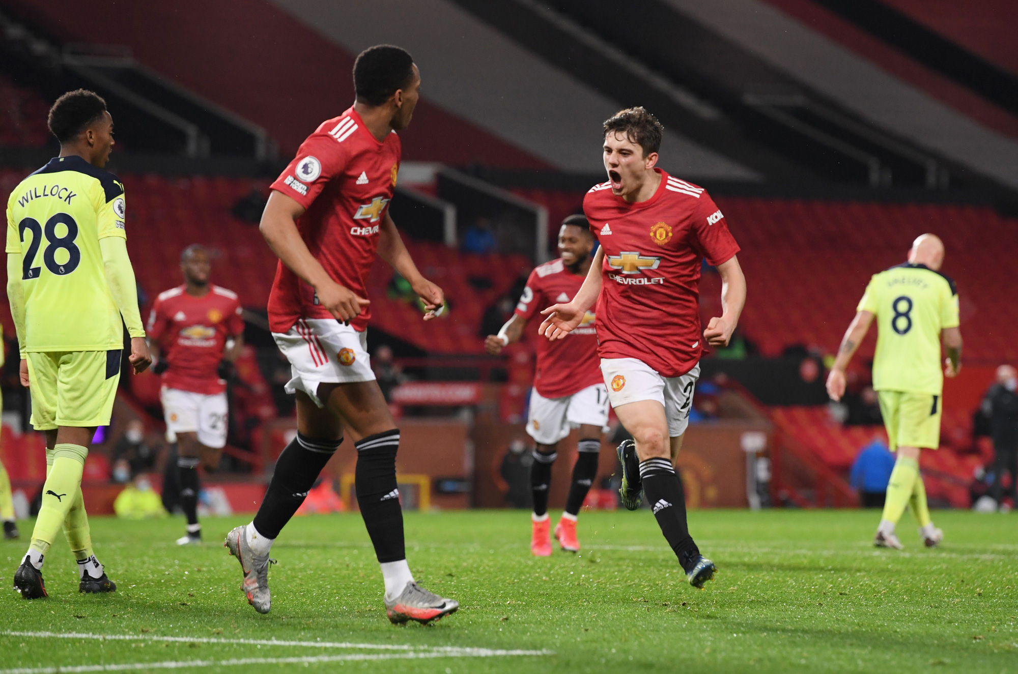 Thắng thuyết phục Newcastle, Man United mạnh mẽ về ng&ocirc;i nh&igrave; bảng - Ảnh 6.