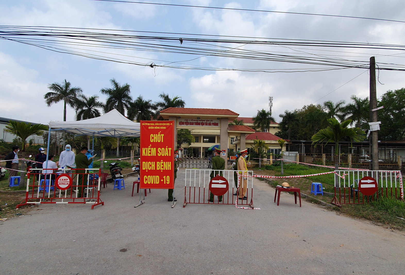 Nữ điều dưỡng nhiễm SARS-CoV-2 chưa r&otilde; nguồn l&acirc;y, Ban Thường vụ Th&agrave;nh ủy Hải Ph&ograve;ng họp khẩn - Ảnh 2.