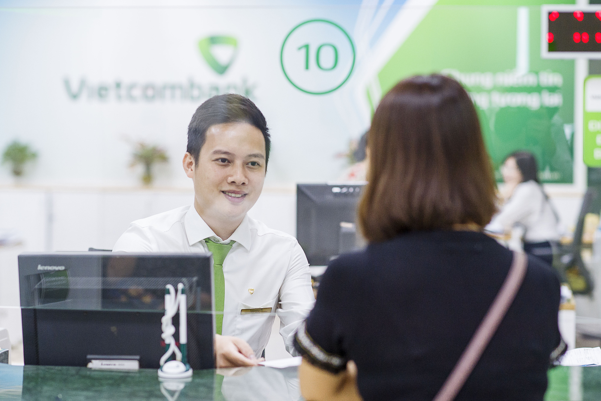 Ngân hàng tiếp tục giảm lãi suất cho khách hàng bị ảnh hưởng Covid-19