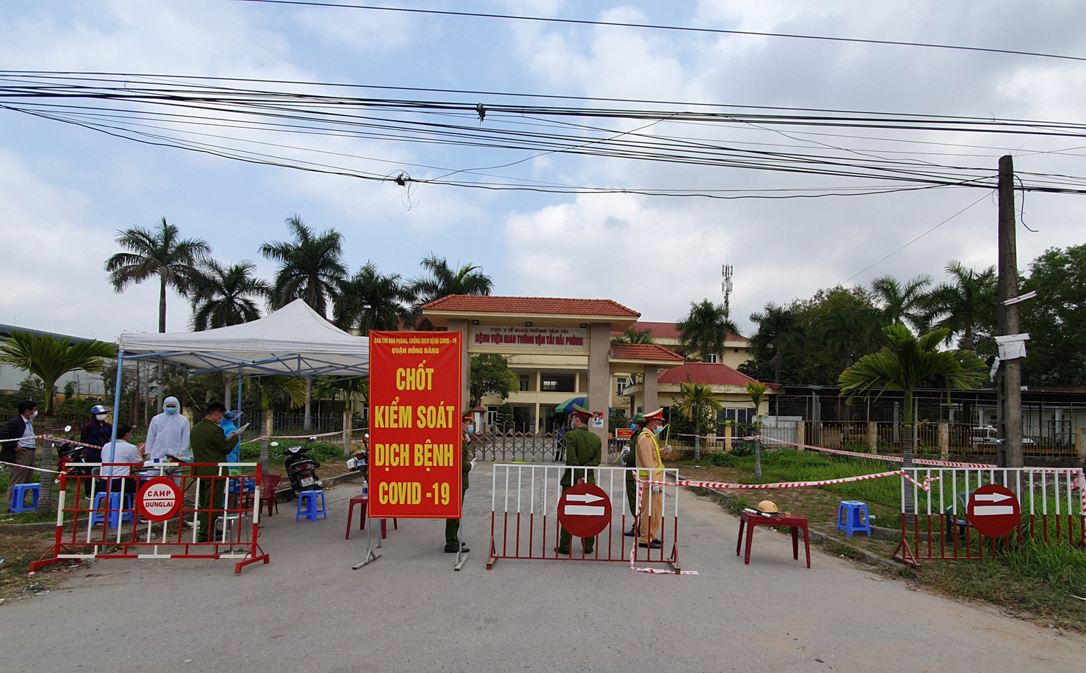 Thêm 2 ca dương tính với SARS-CoV-2 là bạn trai và em gái của nữ điều dưỡng