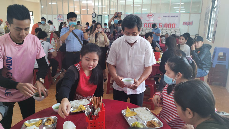 &Ocirc;ng Đo&agrave;n Ngọc Hải l&agrave;m bồi b&agrave;n để nhận 60 triệu đồng x&acirc;y nh&agrave; cho người ngh&egrave;o - Ảnh 6.