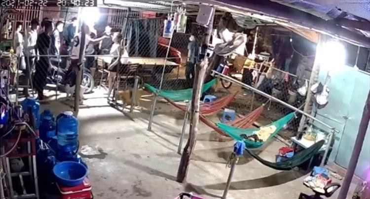Kinh hãi clip nhóm đòi nợ hàng chục người vây nhà 1 phụ nữ - Ảnh 2.