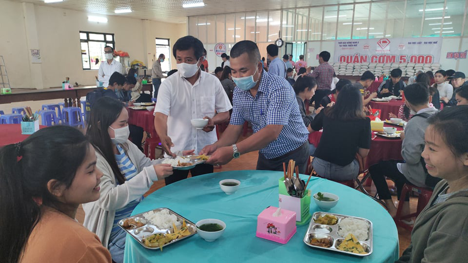 &Ocirc;ng Đo&agrave;n Ngọc Hải l&agrave;m bồi b&agrave;n để nhận 60 triệu đồng x&acirc;y nh&agrave; cho người ngh&egrave;o - Ảnh 4.