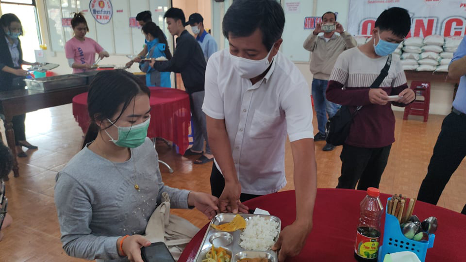 &Ocirc;ng Đo&agrave;n Ngọc Hải l&agrave;m bồi b&agrave;n để nhận 60 triệu đồng x&acirc;y nh&agrave; cho người ngh&egrave;o - Ảnh 3.