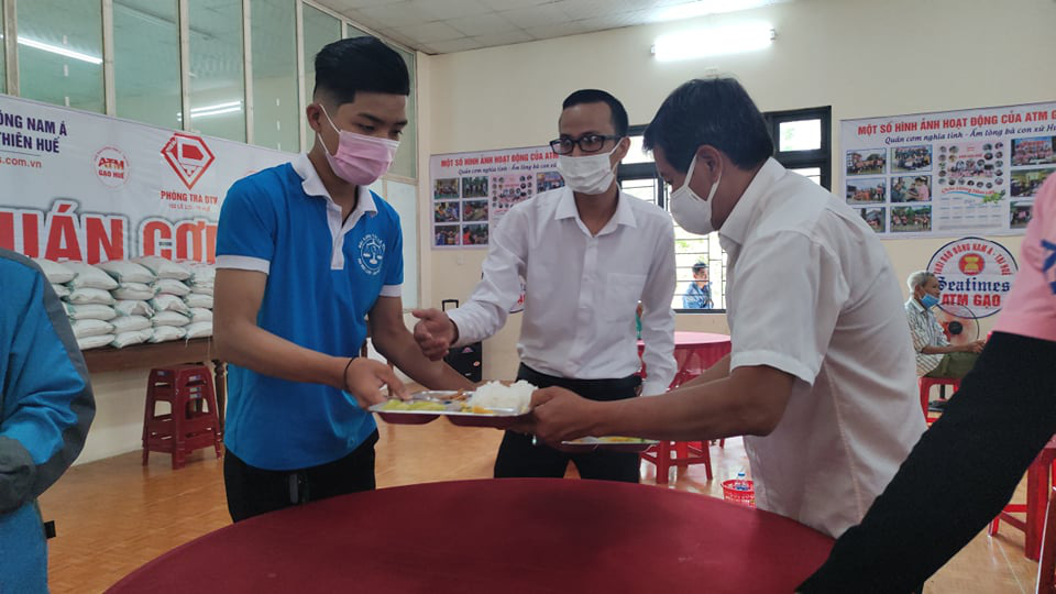 &Ocirc;ng Đo&agrave;n Ngọc Hải l&agrave;m bồi b&agrave;n để nhận 60 triệu đồng x&acirc;y nh&agrave; cho người ngh&egrave;o - Ảnh 5.