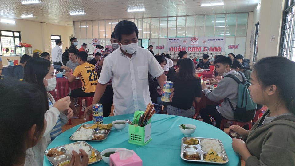 &Ocirc;ng Đo&agrave;n Ngọc Hải l&agrave;m bồi b&agrave;n để nhận 60 triệu đồng x&acirc;y nh&agrave; cho người ngh&egrave;o - Ảnh 2.