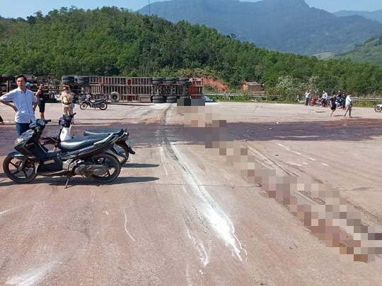 Quảng Bình: Va chạm xe đầu kéo, 2 thanh niên tử vong tại chổ