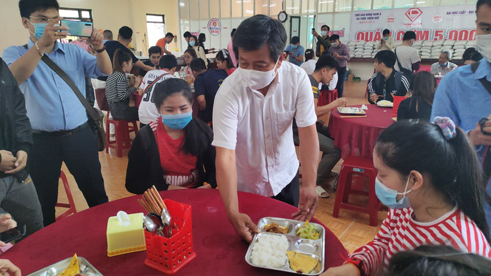 Ông Đoàn Ngọc Hải làm "bồi bàn" để nhận 60 triệu đồng xây nhà cho người nghèo