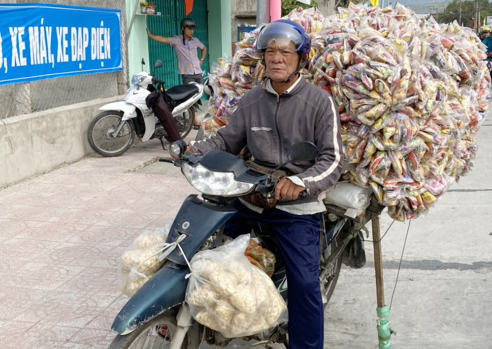 Gã đàn ông giả dạng người bán bắp nổ để làm chuyện mờ ám