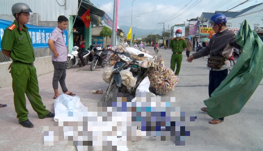 Gã đàn ông giả dạng người bán bắp nổ để làm chuyện mờ ám - Ảnh 2.