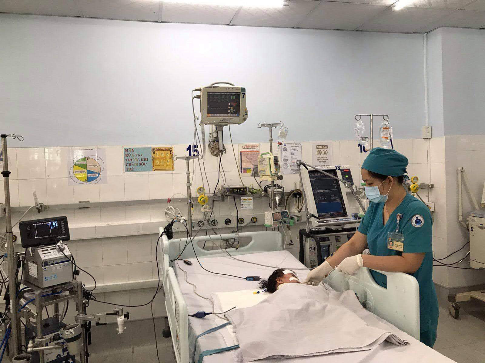 Xuy&ecirc;n Tết d&ugrave;ng tim phổi nh&acirc;n tạo cứu b&eacute; 15 th&aacute;ng uống nhầm dầu thắp đ&egrave;n - Ảnh 2.